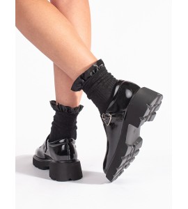 Lakuoti (-os) juodi (-os) loafersy